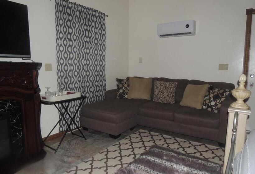 סוויטה דלוקס, The Whispering Pines Inn