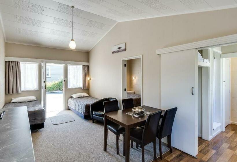 패밀리 스위트, Gardner Court Motel