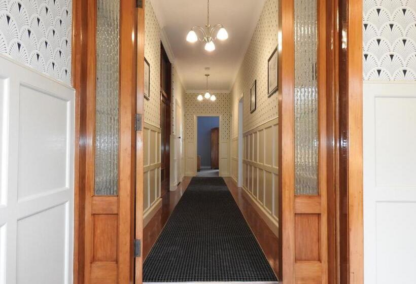 침실 2개 아파트, Gardner Court Motel