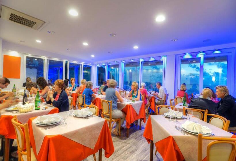 Семейный Номер, Room In B&b   Ischia, Forio With A Breathtaking View, Above The Poseidon Gardens For 5 People