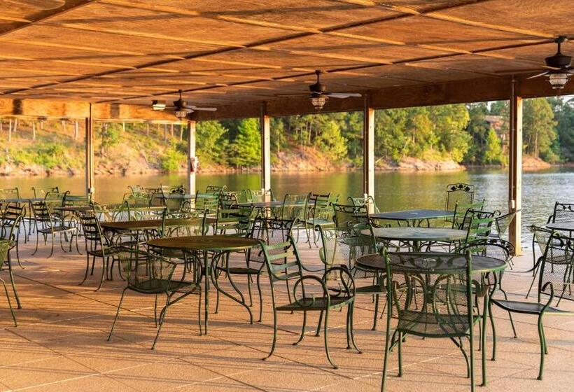 패밀리 룸, Lake View Queen Guest Room With Two Queens, Sleeper Sofa And Deck Overlooking Lake Ouachita, Hotel R