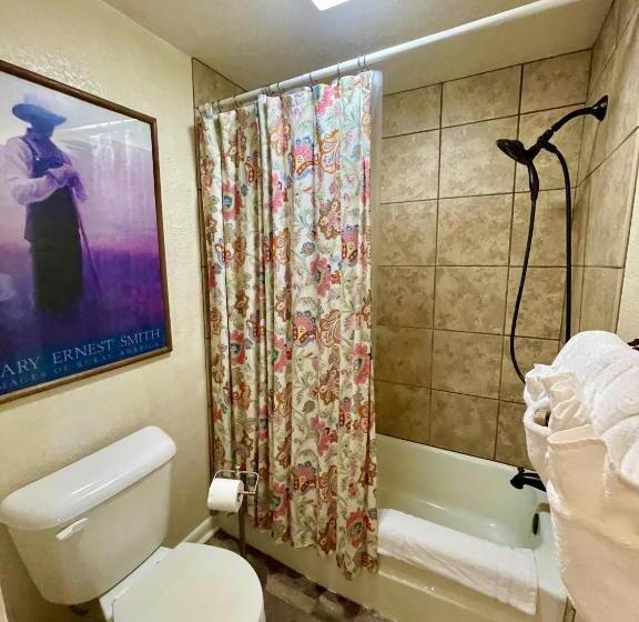 패밀리 룸, Lake View Queen Guest Room With Two Queens, Sleeper Sofa And Deck Overlooking Lake Ouachita, Hotel R