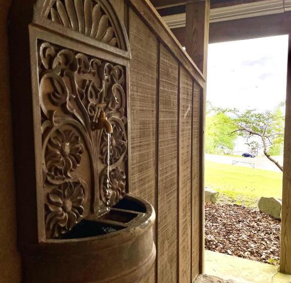 패밀리 룸, Lake View Queen Guest Room With Two Queens, Sleeper Sofa And Deck Overlooking Lake Ouachita, Hotel R