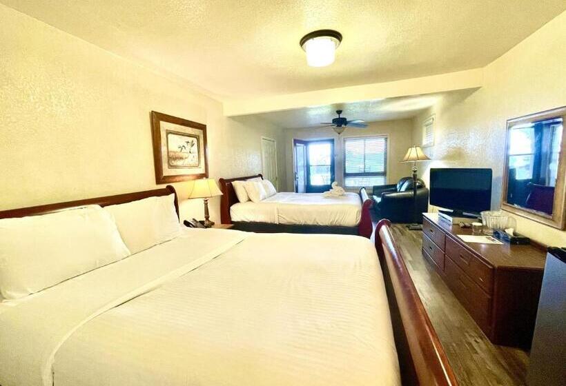 패밀리 룸, Lake View Queen Guest Room With Two Queens, Sleeper Sofa And Deck Overlooking Lake Ouachita, Hotel R