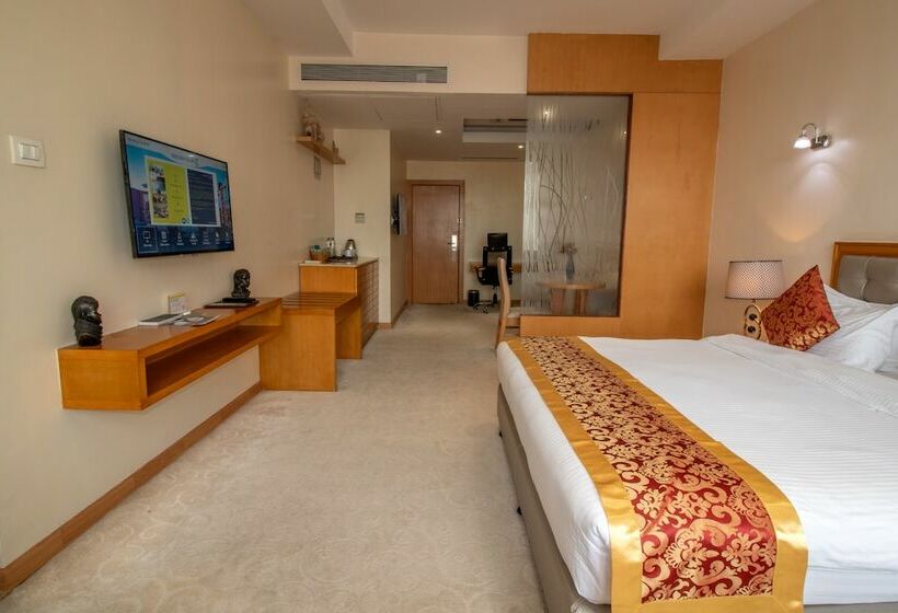 اتاق لوکس با چشم‌انداز شهر, Golden Tulip Westlands Nairobi