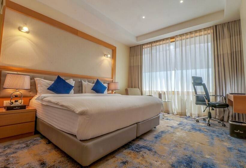 اتاق لوکس با چشم‌انداز شهر, Golden Tulip Westlands Nairobi