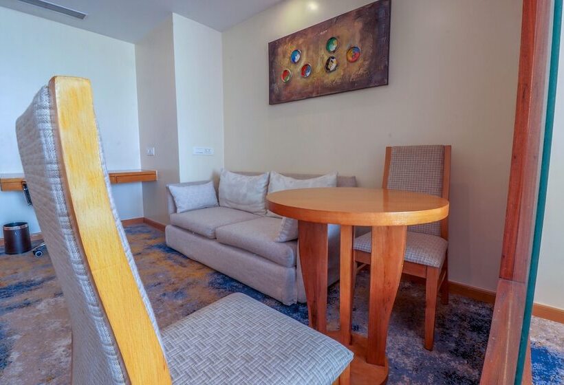 اتاق لوکس با چشم‌انداز شهر, Golden Tulip Westlands Nairobi