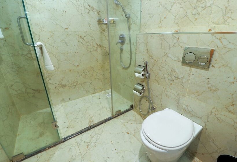 اتاق لوکس با چشم‌انداز شهر, Golden Tulip Westlands Nairobi