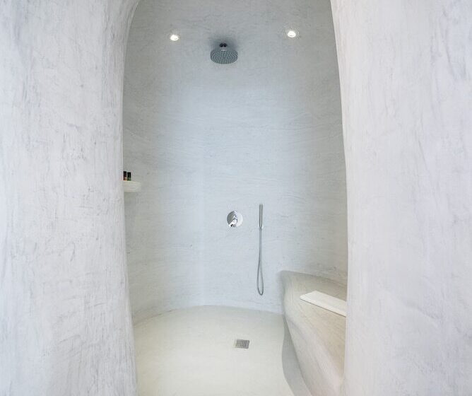 配有游泳池的小型套房, Maregio Suites