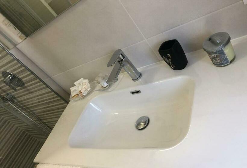 اتاق لوکس با تخت بزرگ, R&b Midora