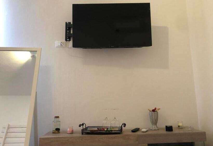 اتاق لوکس با تخت بزرگ, R&b Midora