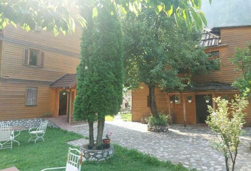 اتاق استاندارد سه نفره, Residence: Quku I Valbones