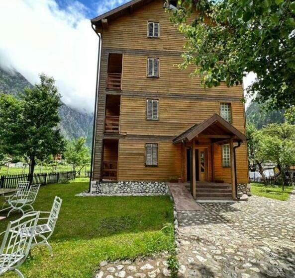 اتاق استاندارد سه نفره, Residence: Quku I Valbones
