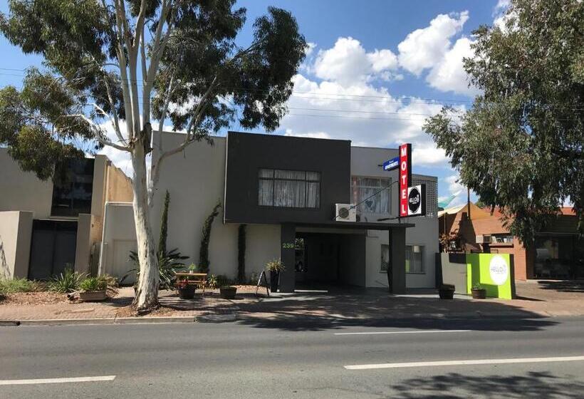 스탠다드 스튜디오, Hello Adelaide Motel And Apartments