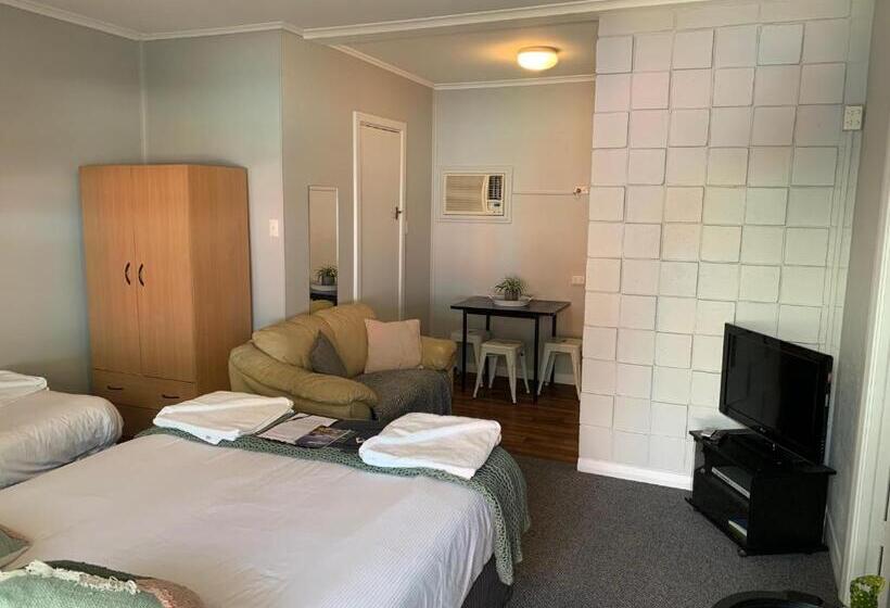 스탠다드 스튜디오, Hello Adelaide Motel And Apartments