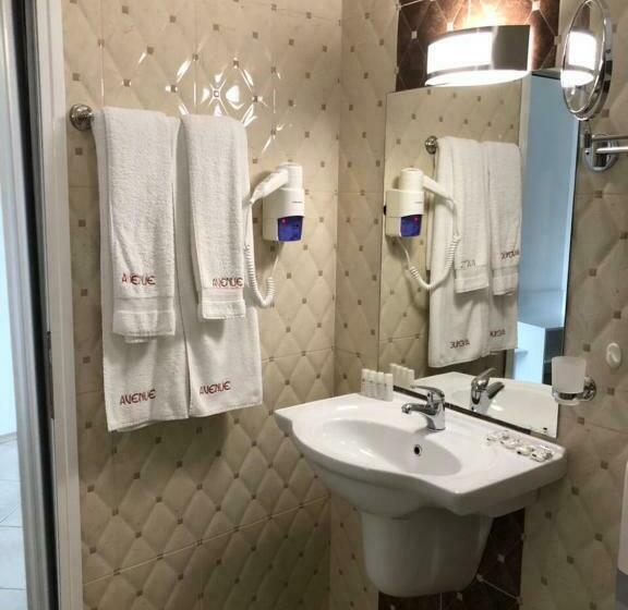 شقة غرفة واحدة, Avenue Deluxe