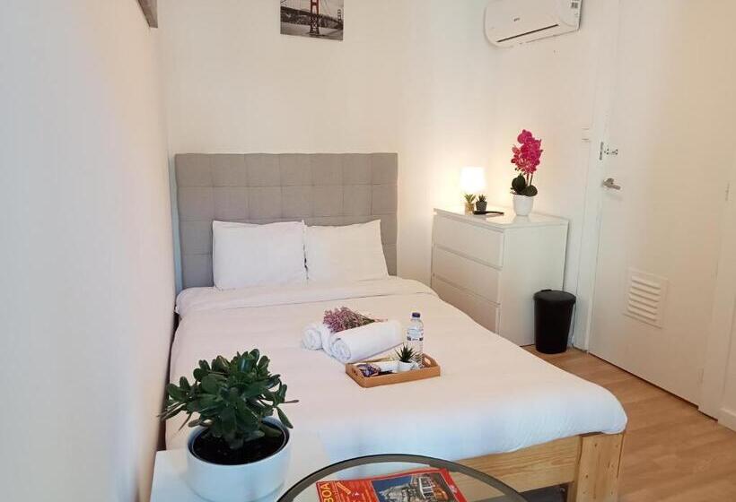 اتاق استاندارد با بالکن, Sylhet Bnb
