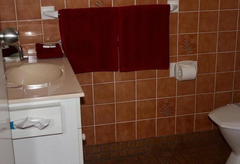 Номер Стандарт, Town And Country Motor Inn