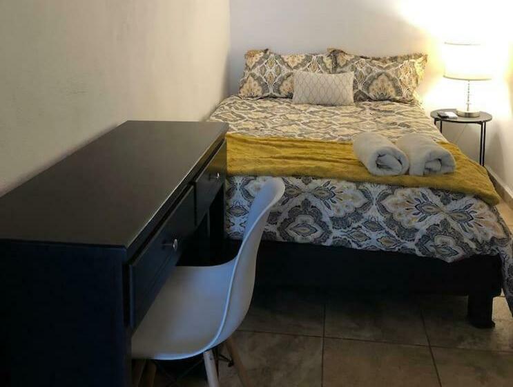 エコノミールーム, Suites Apodaca
