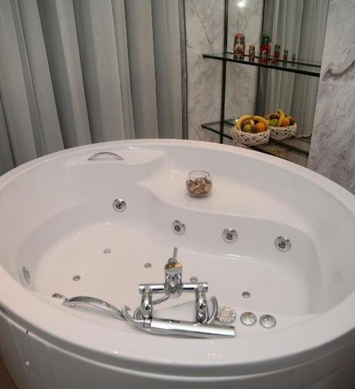 Deluxe Suite, Russia