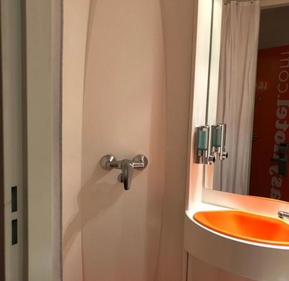 Семейный Номер, Easyhotel Victoria