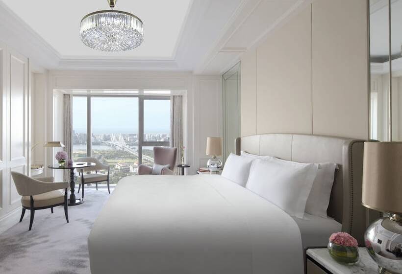 Номер Executive, The Langham Haikou