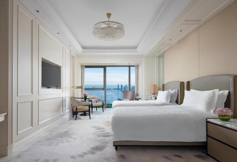 Номер Executive, The Langham Haikou