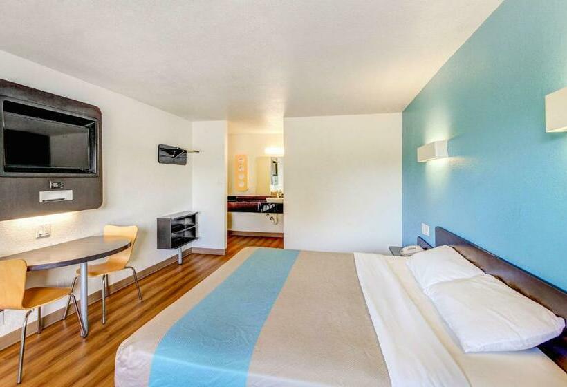 스탠다드 룸 킹사이즈 침대, Motel 6 Waco   Lacy Lakeview