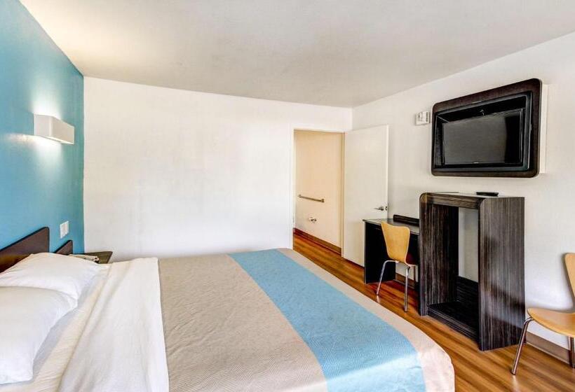 스탠다드 룸 킹사이즈 침대, Motel 6 Waco   Lacy Lakeview