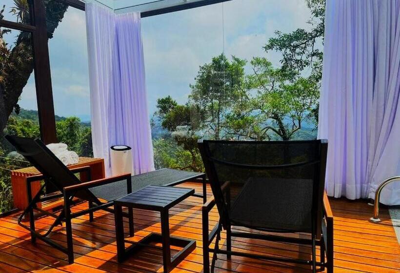 Suíte com Piscina, Kuriuwa