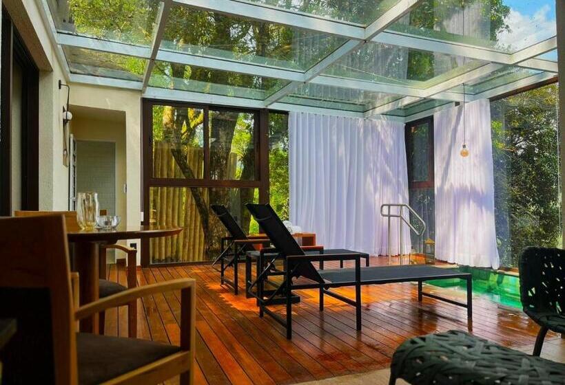 Suíte com Piscina, Kuriuwa