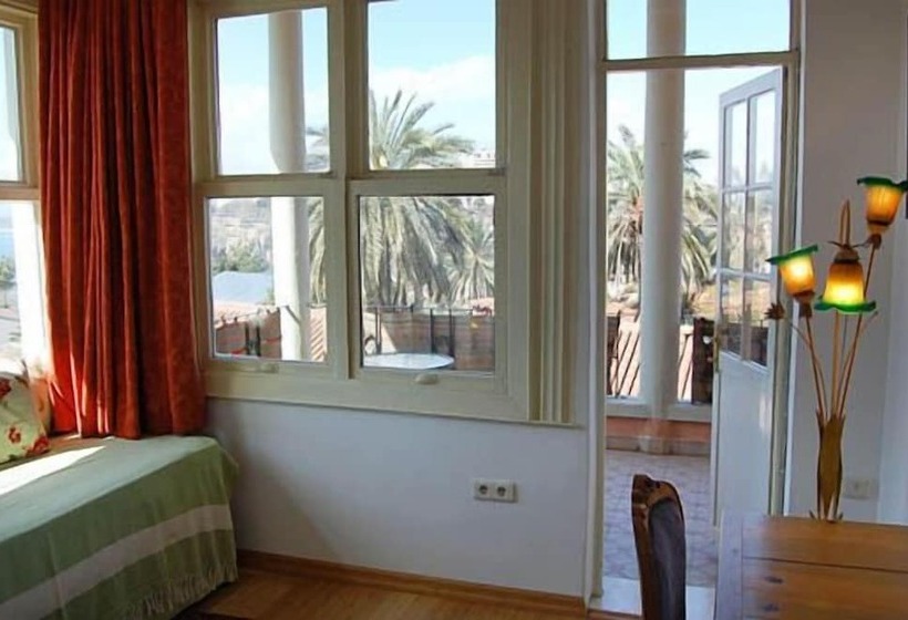 سوییت با چشم‌انداز دریا, Villa Tulipan