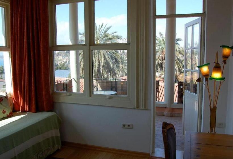 سوییت با چشم‌انداز دریا, Villa Tulipan