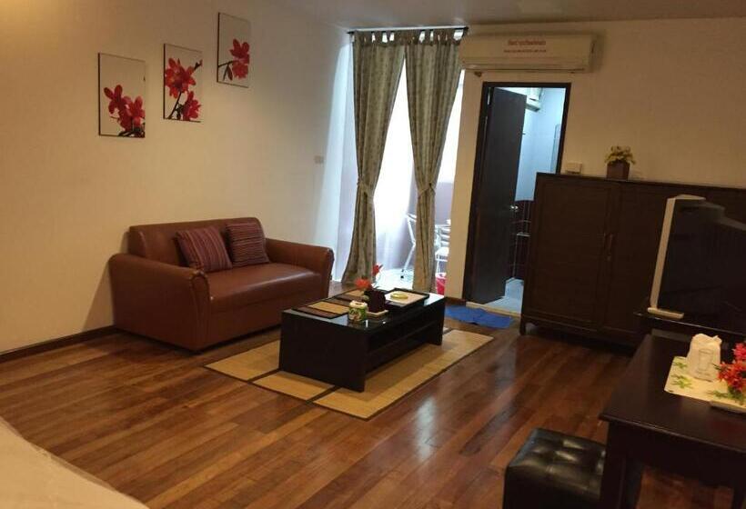 استودیوی سوپریور, Nawaporn Place