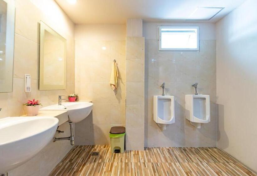 اتاق استاندارد سه تخته با سرویس بهداشتی مشترک, Sleep Dee Hostel