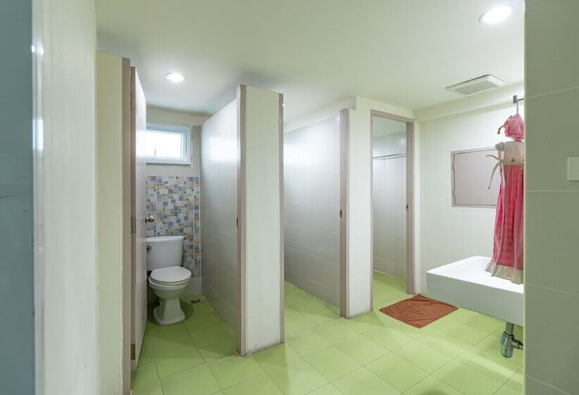 اتاق استاندارد سه تخته با سرویس بهداشتی مشترک, Sleep Dee Hostel