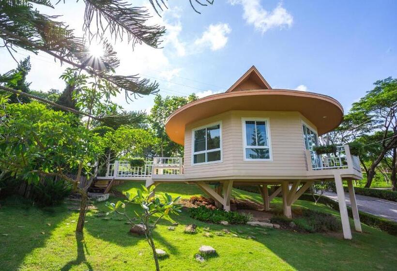 Classic room with balcony, Phukaew Resort & Adventure Park