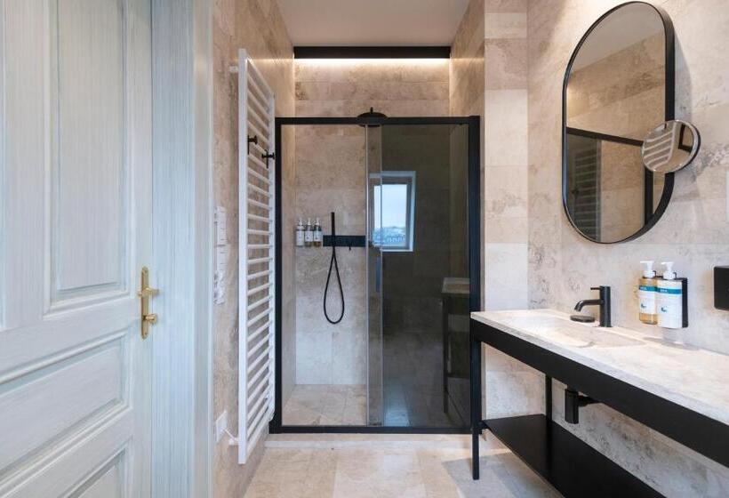 اتاق لوکس, Numa I Laurel