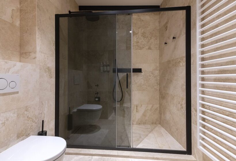 اتاق سوپریور, Numa I Laurel