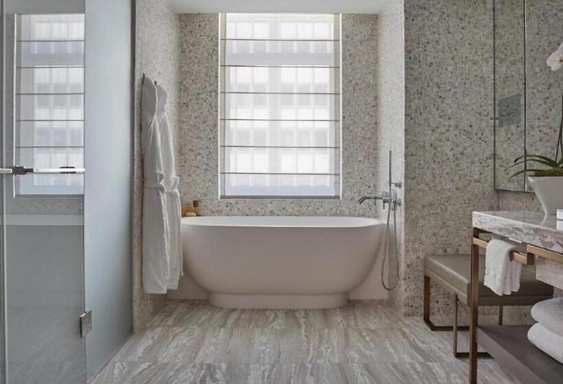 اتاق استاندارد با تخت بزرگ, Four Seasons Hotel New York Downtown