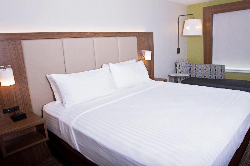 Люкс Кровать Кинг, Holiday Inn Express & Suites Greenwood Mall, An Ihg