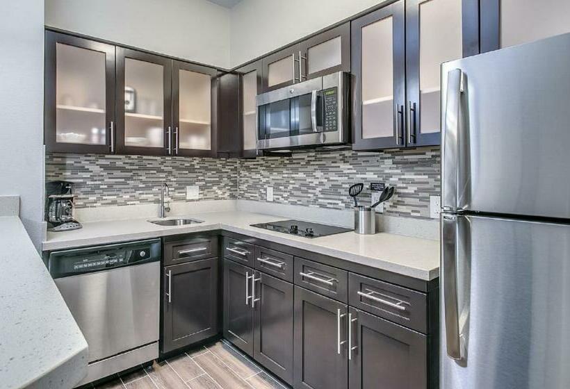 带大床的标准工作室, Staybridge Suites Lubbock South, An Ihg