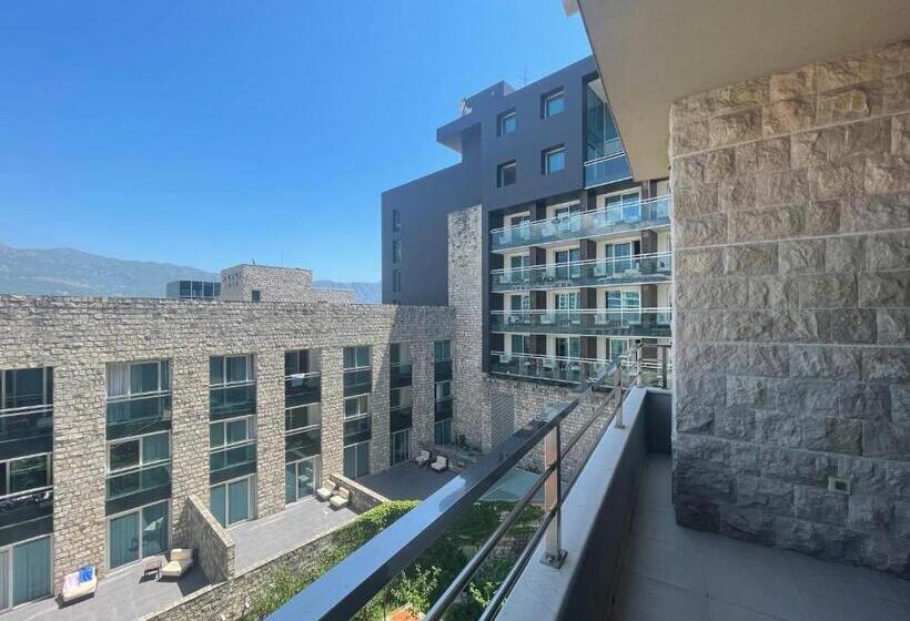 اتاق استاندارد با بالکن, Butua Residence