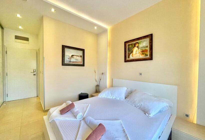 اتاق استاندارد با بالکن, Butua Residence