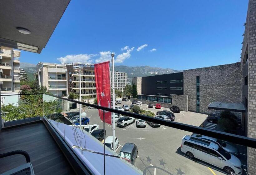 اتاق استاندارد سه تخته با بالکن, Butua Residence