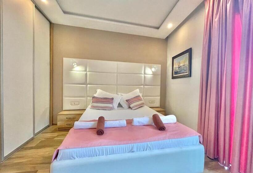 اتاق استاندارد سه تخته با بالکن, Butua Residence