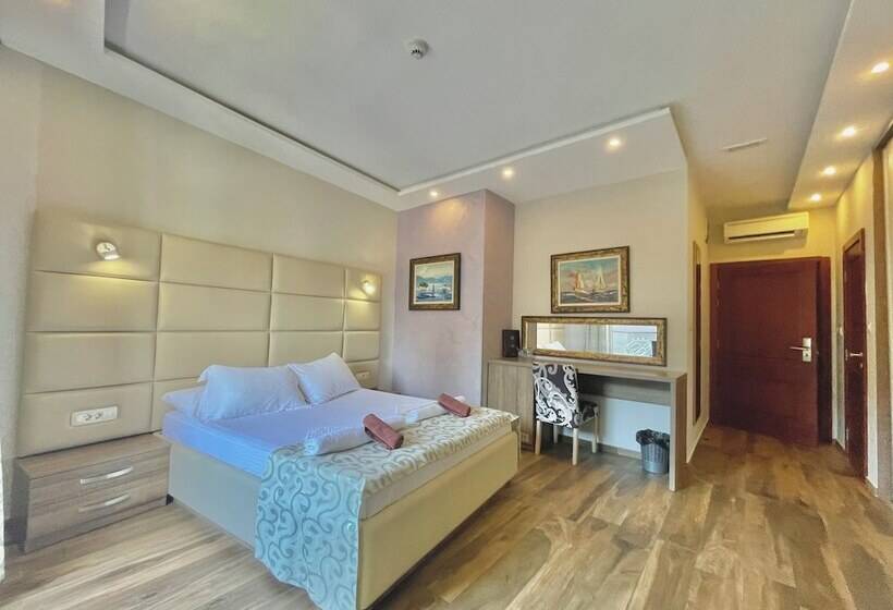 اتاق استاندارد با بالکن, Butua Residence