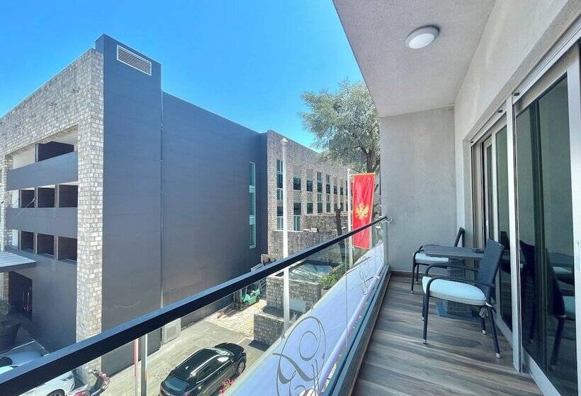 اتاق استاندارد سه تخته با بالکن, Butua Residence