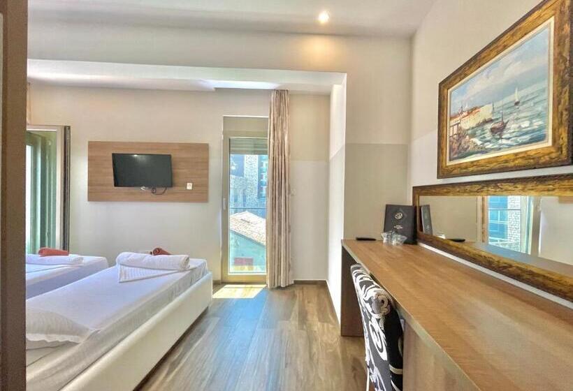 اتاق استاندارد با بالکن, Butua Residence
