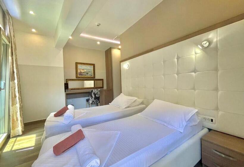 اتاق استاندارد با بالکن, Butua Residence